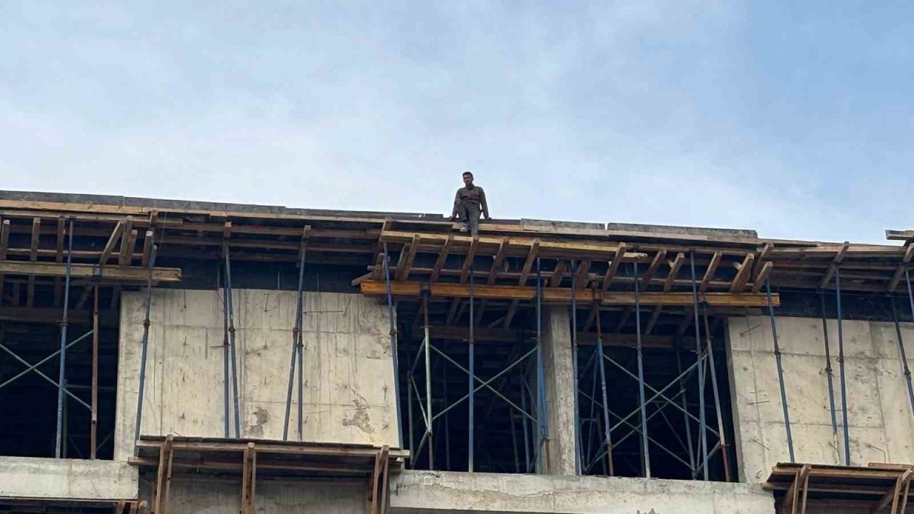 Bolu'da Maaşını Alamayan İşçilerden İnşaat Çatısında Eylem