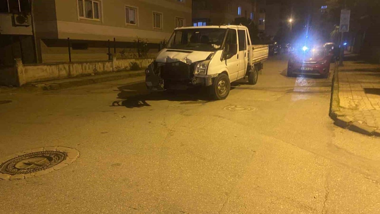 Bursa Mudanya'da Belediye Otobüsü ve Kamyonet Çarpıştı