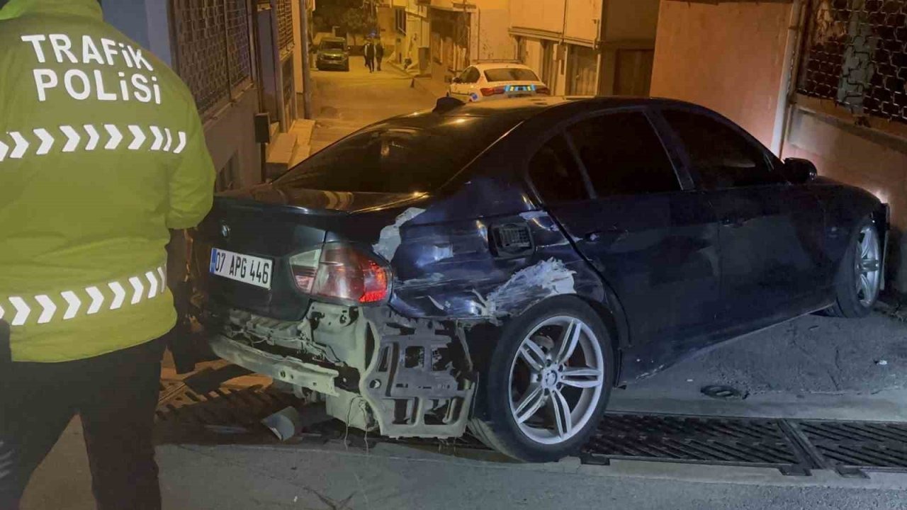 Bursa'da Polisten Kaçan Sürücü Ortalığı Karıştırdı: 3 Araca Çarpıp Duvara Girdi