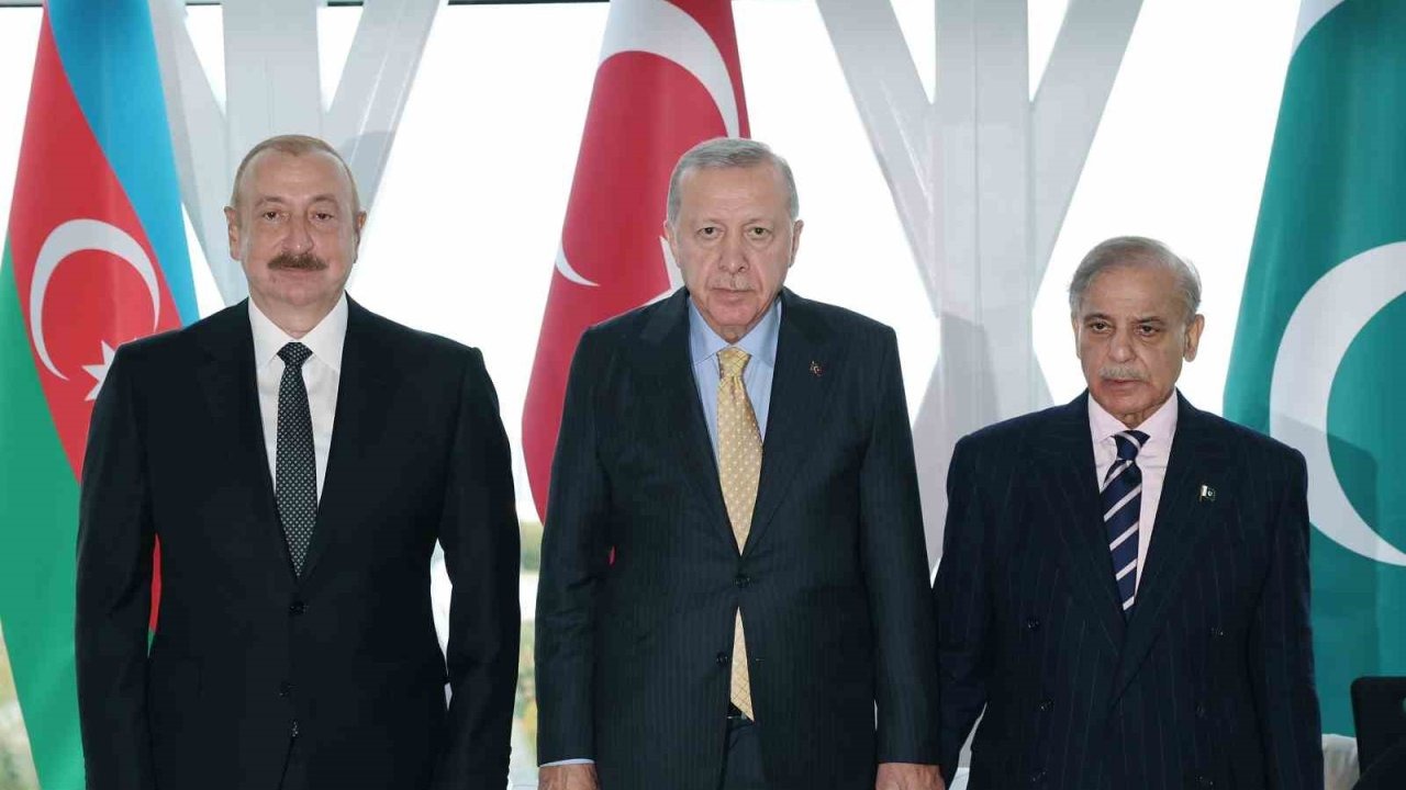Cumhurbaşkanı Erdoğan Bakü'de Önemli Üçlü Zirvede: Azerbaycan ve Pakistan Liderleriyle Bir Araya Geldi