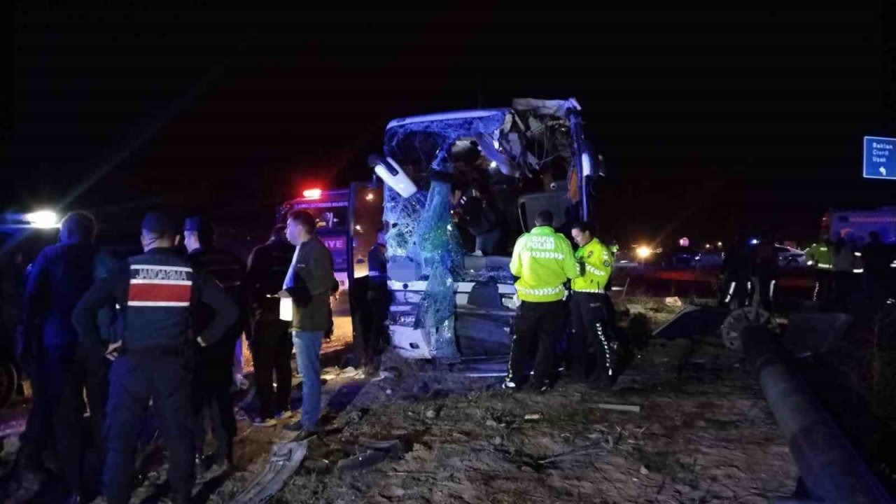 Denizli'de Korkunç Kaza: Otobüs ve Minibüs Çarpıştı, 1 Ölü, 13 Yaralı