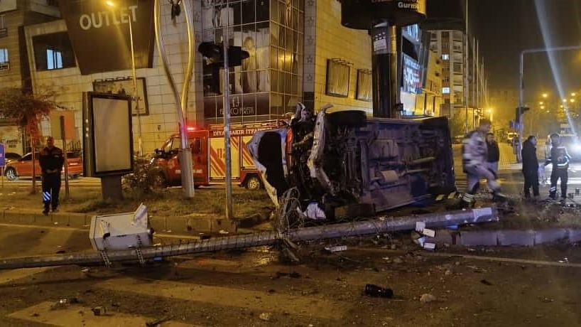 Diyarbakır’da Minibüs Devrildi: 4 Kişi Yaralandı, 1'i Ağır