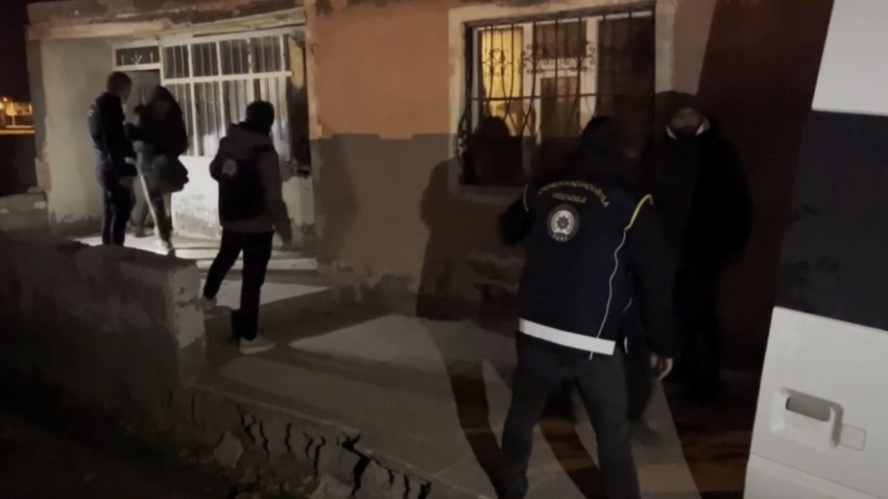 ⛓️ Doğubayazıt'ta Göçmen Kaçakçılığı Operasyonu: 2 Organizatör Tutuklandı