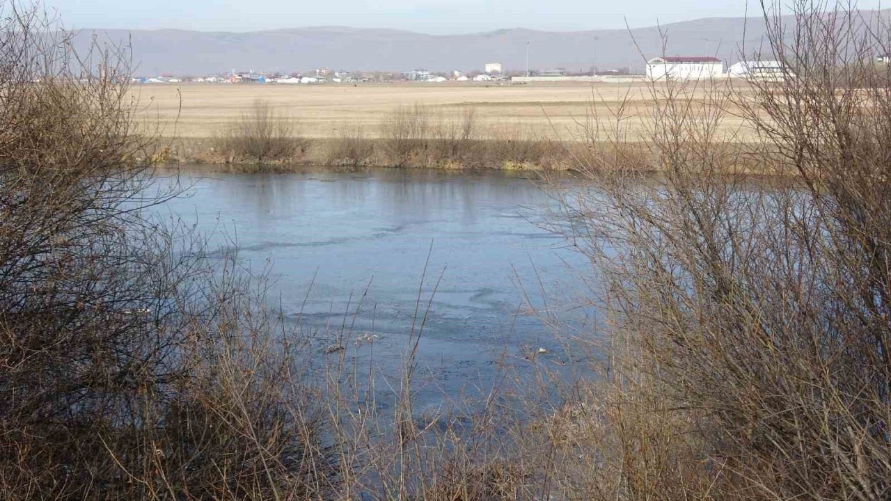 Doğu'da Dondurucu Soğuklar: Kura Nehri'nin Yüzeyi Buz Tuttu
