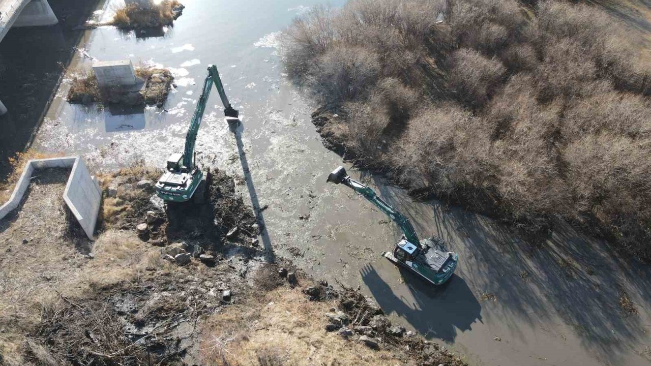 DSİ, Kura Nehri'nin Ardahan Merkez Hattında Temizlik ve Yatak Düzenleme Çalışması Başlattı