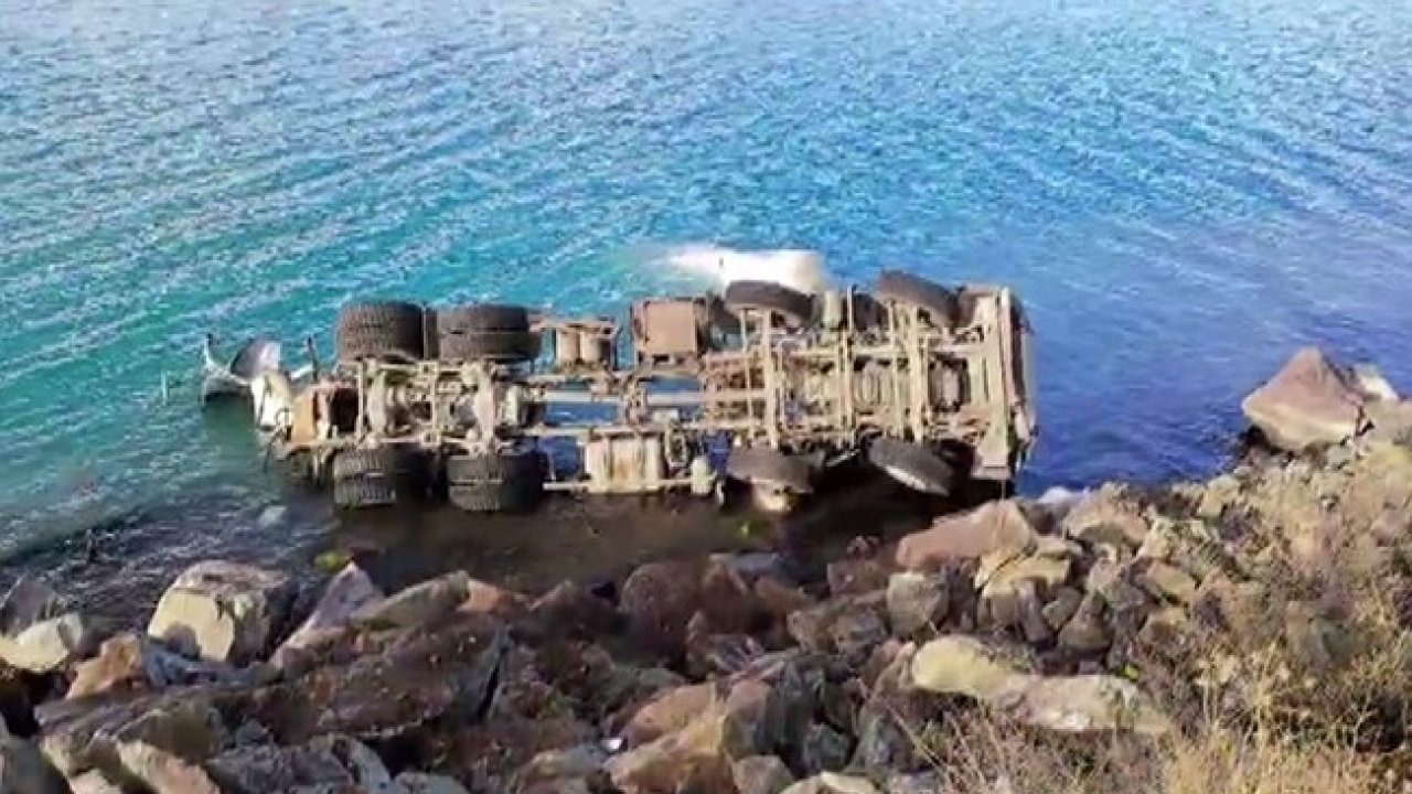 Elazığ'da Beton Mikseri Hazar Gölü'ne Uçtu: Sürücü Araçta Sıkıştı