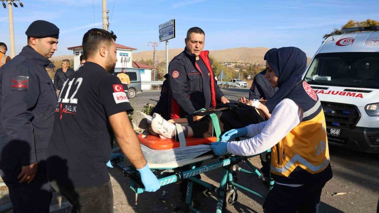 Elazığ'da Feci Trafik Kazası: 1'i Bebek, 1'i Çocuk Olmak Üzere Toplam 6 Yaralı