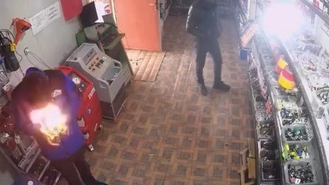 Elazığ'da Korkutan Anlar: Yapıştırıcı Sprey Alev Aldı, İşçinin Yüzü Yandı