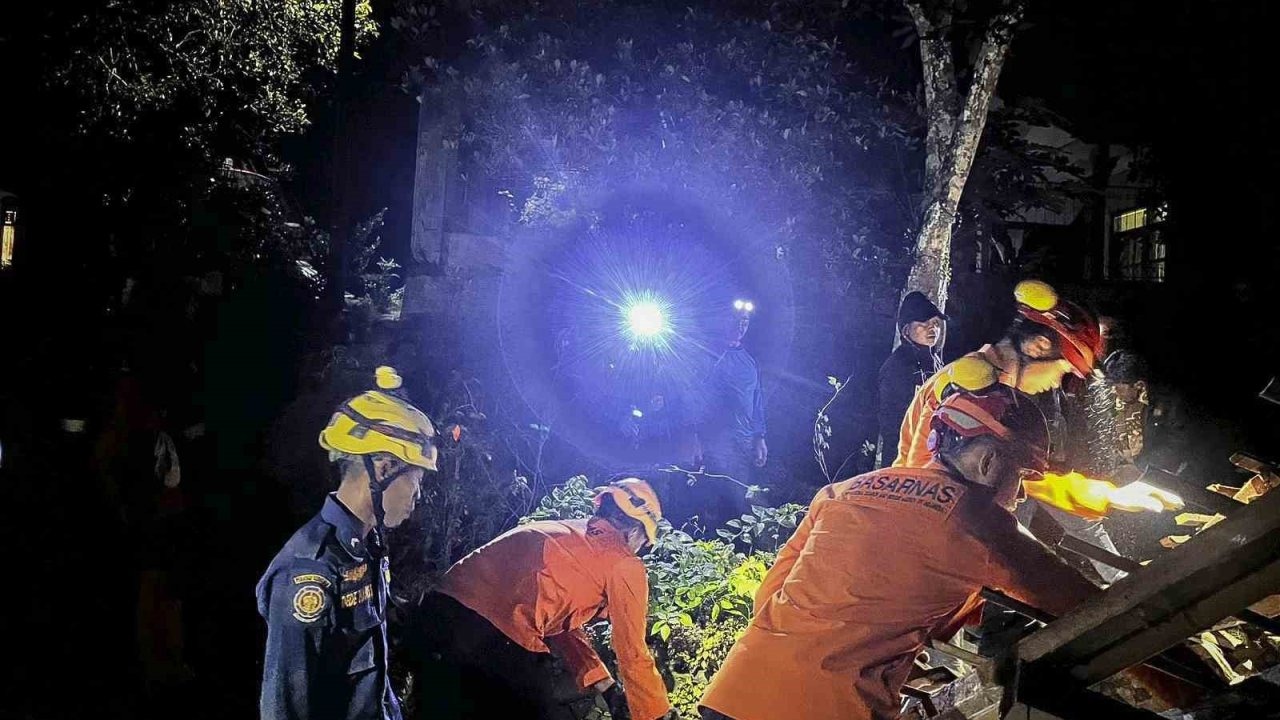 Endonezya'da Toprak Kayması Faciası: 6 Ölü, 17 Kayıp