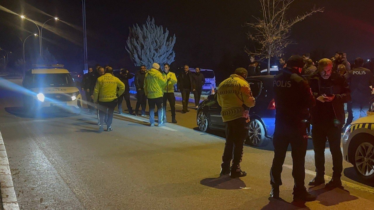 Erzincan'da Alkollü Sürücünün Yarım Saatlik Kaçışı 3 Polis Aracına Çarparak Son Buldu