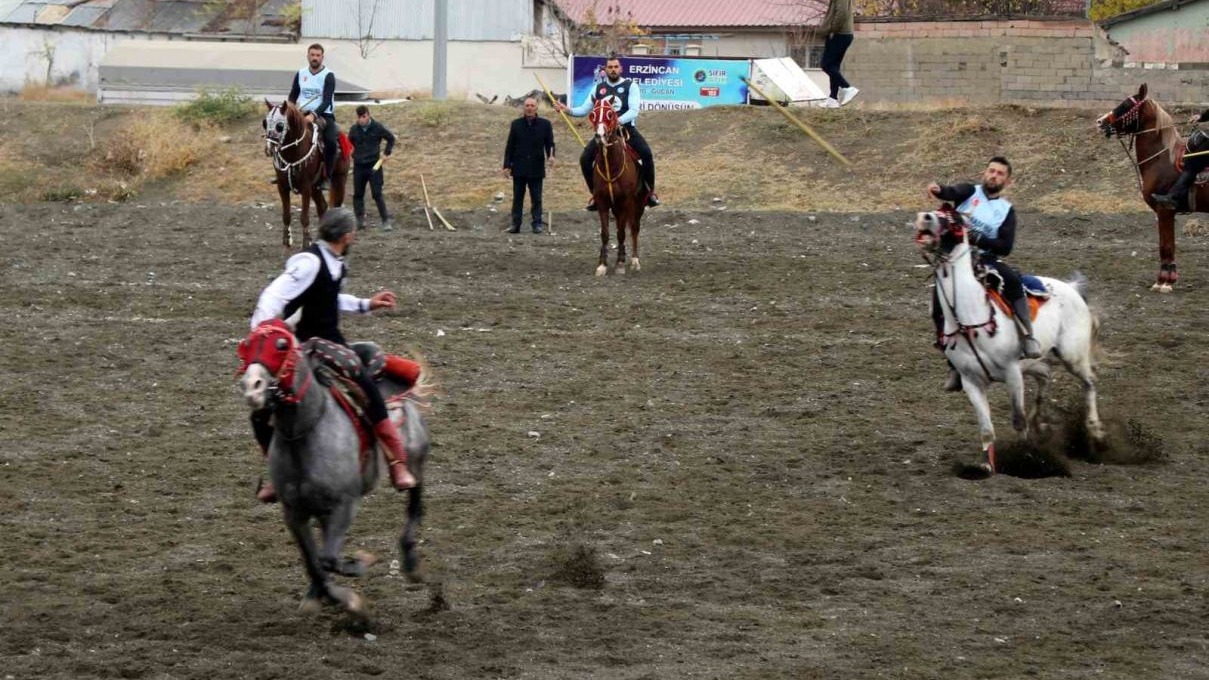 Erzincan'da Cirit Coşkusu: Atlı Sporcular Ata Mirasını Yaşatıyor