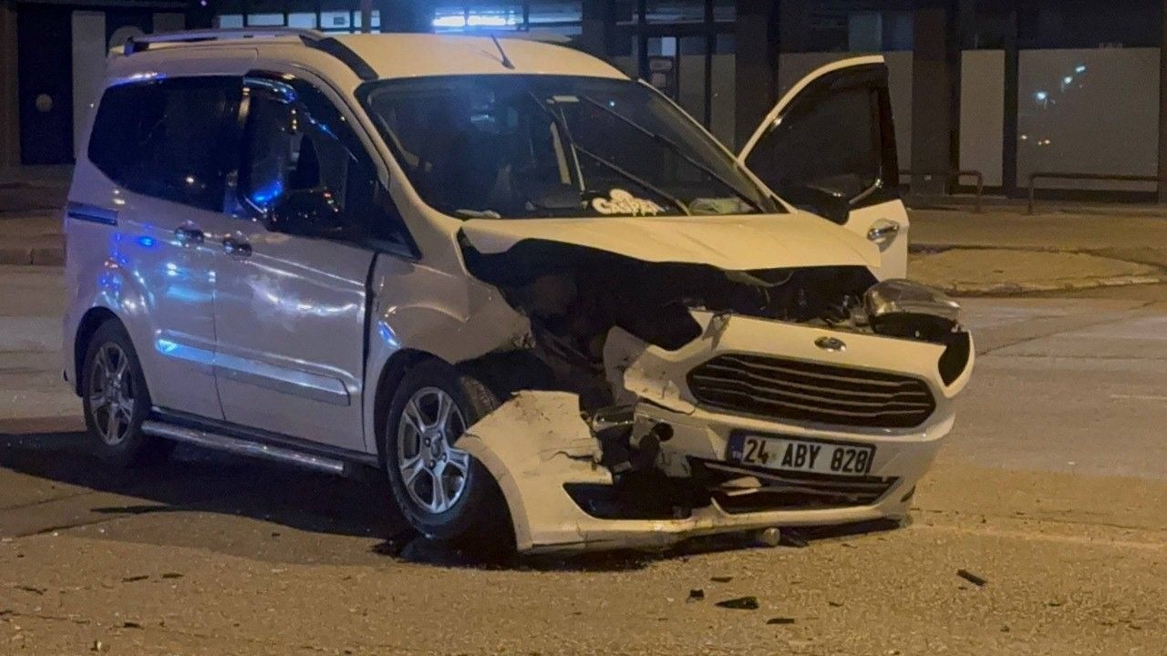 Erzincan’da Kafa Kafaya Çarpışma: 3 Kişi Yaralandı, Hastaneye Kaldırıldılar