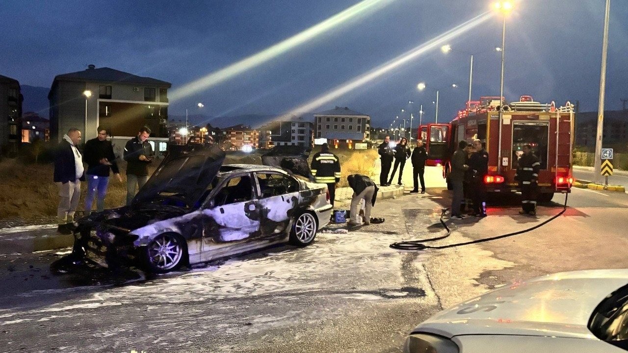 Erzincan’da Seyir Halindeki Otomobil Alev Aldı: İki Kişi Son Anda Kurtuldu
