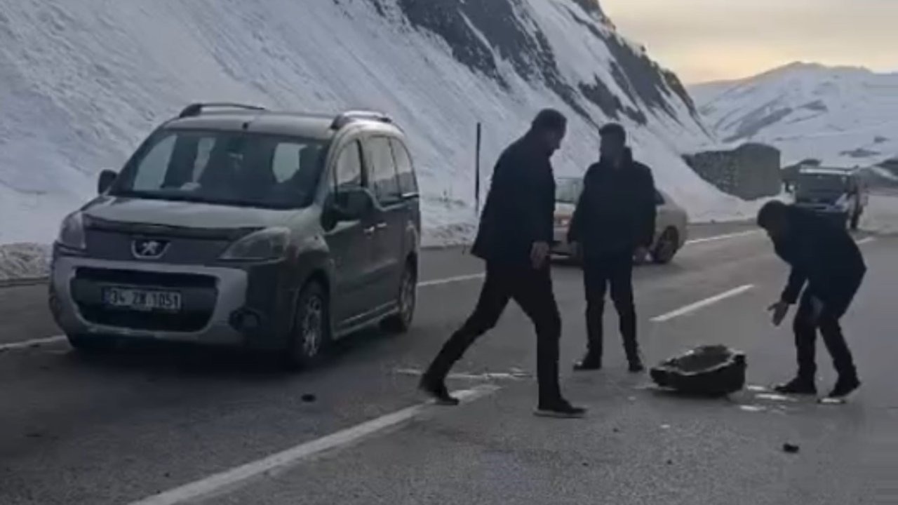Hakkari Yüksekova'da Karayoluna Düşen Kaya Parçaları Paniğe Neden Oldu, Sürücüler El Birliğiyle Yolu Açtı