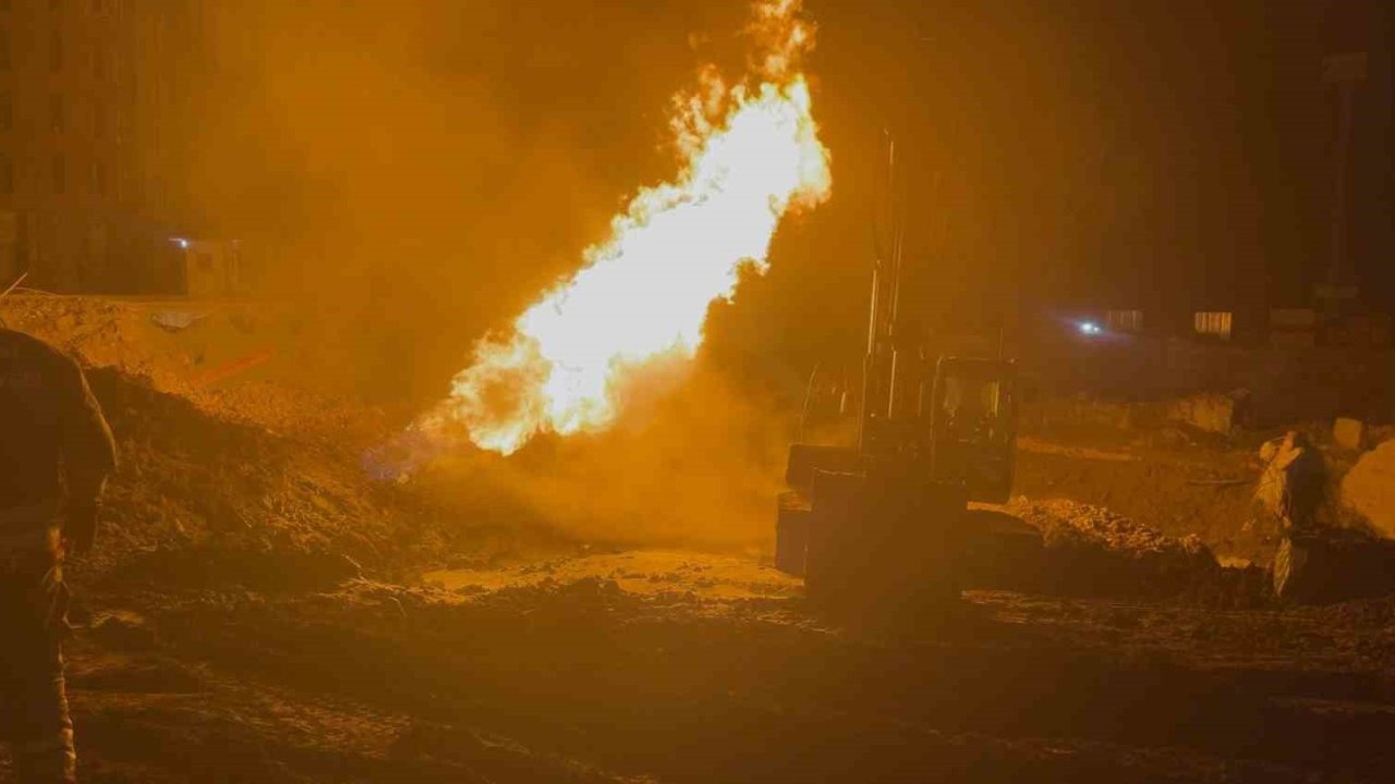 Hatay Defne'de Doğal Gaz Borusu Patladı: 2 İşçi Yaralandı, İş Makinesi Yandı