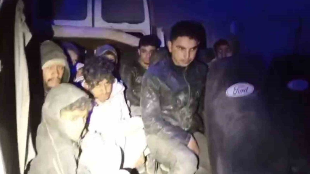 Hatay'da Göçmen Kaçakçılığı Operasyonu: Minibüste 10 Kaçak Göçmen Yakalandı