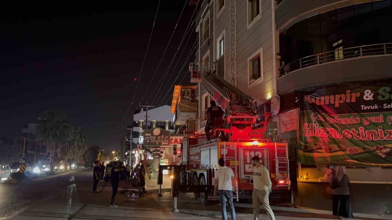 Hatay'da Mahsur Kalan 1 Yaşındaki Bebek İtfaiye Operasyonuyla Kurtarıldı
