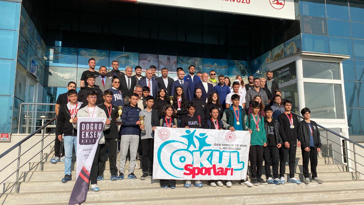 Iğdır'da Okul Sporları Yüzme Müsabakalarında Dereceye Giren Sporculara Ödül Verildi