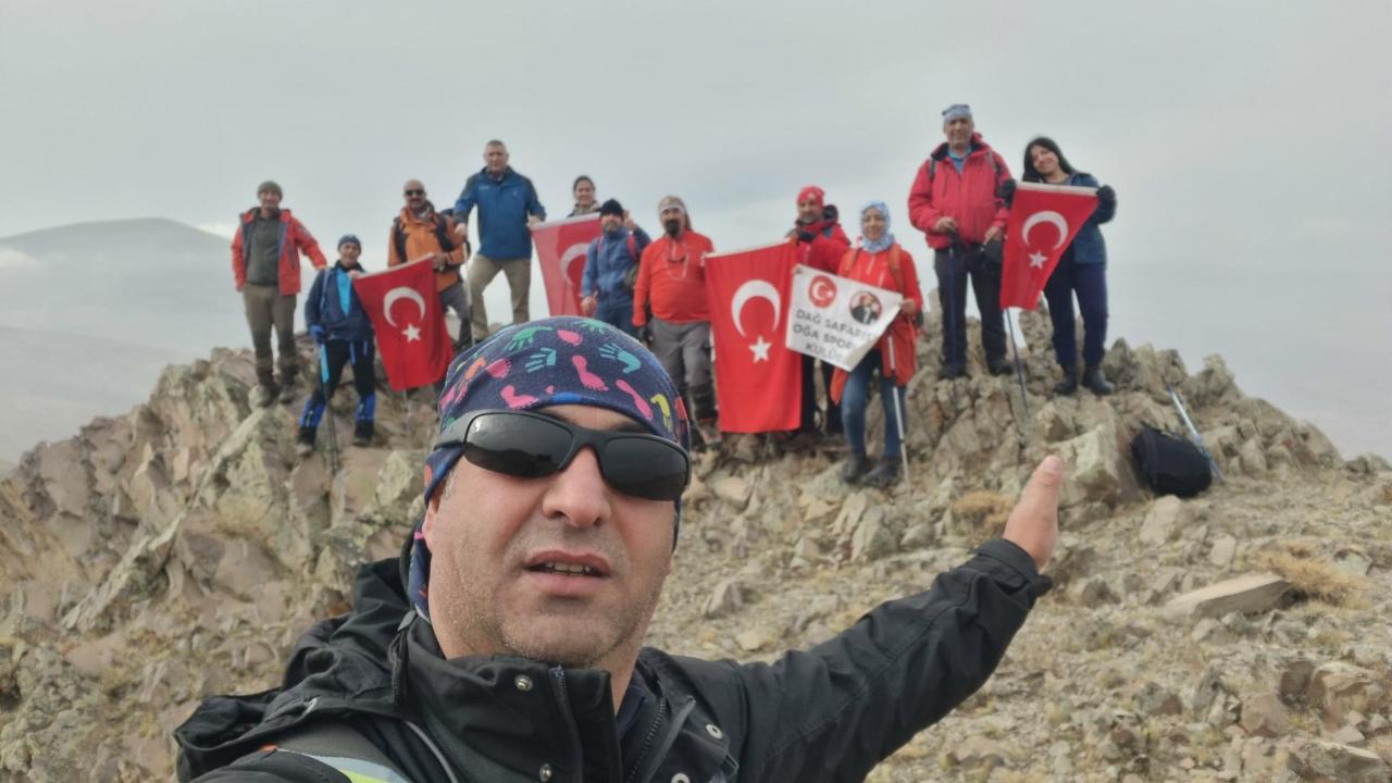 Iğdırlı dağcılar "11 Aralık Uluslararası Dünya Dağlar Günü"nü zirvede kutladı