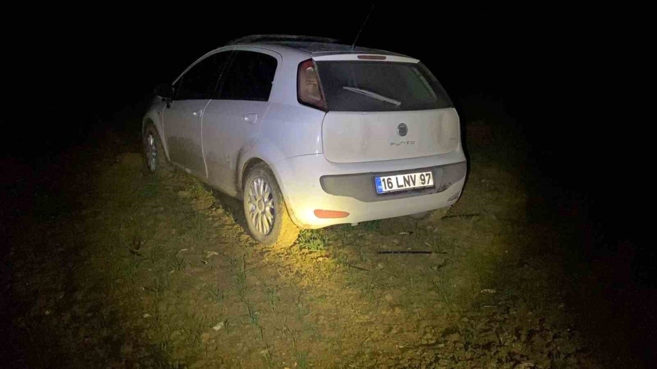 İnegöl'de Polisten Kaçan Sürücü Çamura Saplandı: Ormanlık Alana Yaya Olarak Kaçtı