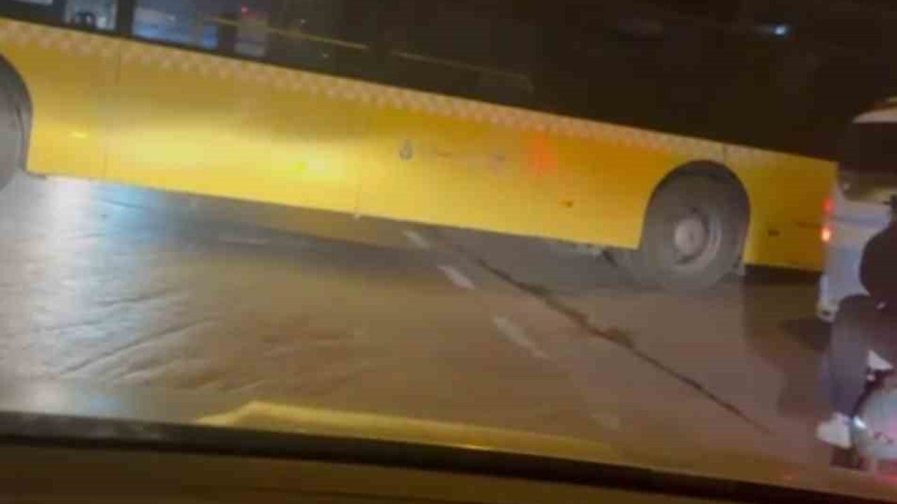 İstanbul Ataşehir'de İETT Otobüsü Yol Dönüşünde Sıkıştı