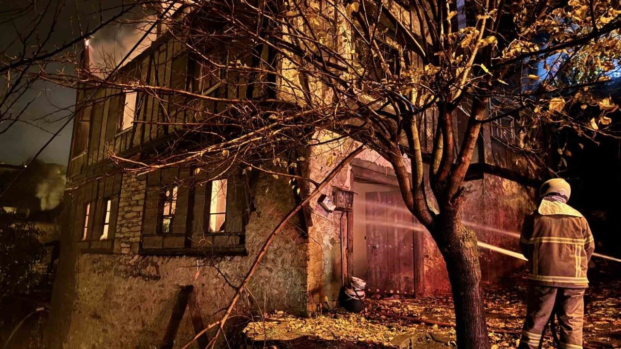 Karabük Safranbolu'da 150 Yıllık Tarihi Konak Yandı, 7 Kişi Son Anda Kurtuldu