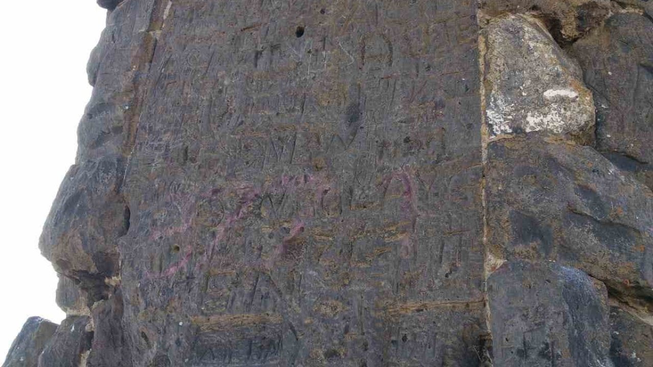 Kars'taki "Evliya Tepesi"ndeki Gizemli Yapı Sırrını Koruyor
