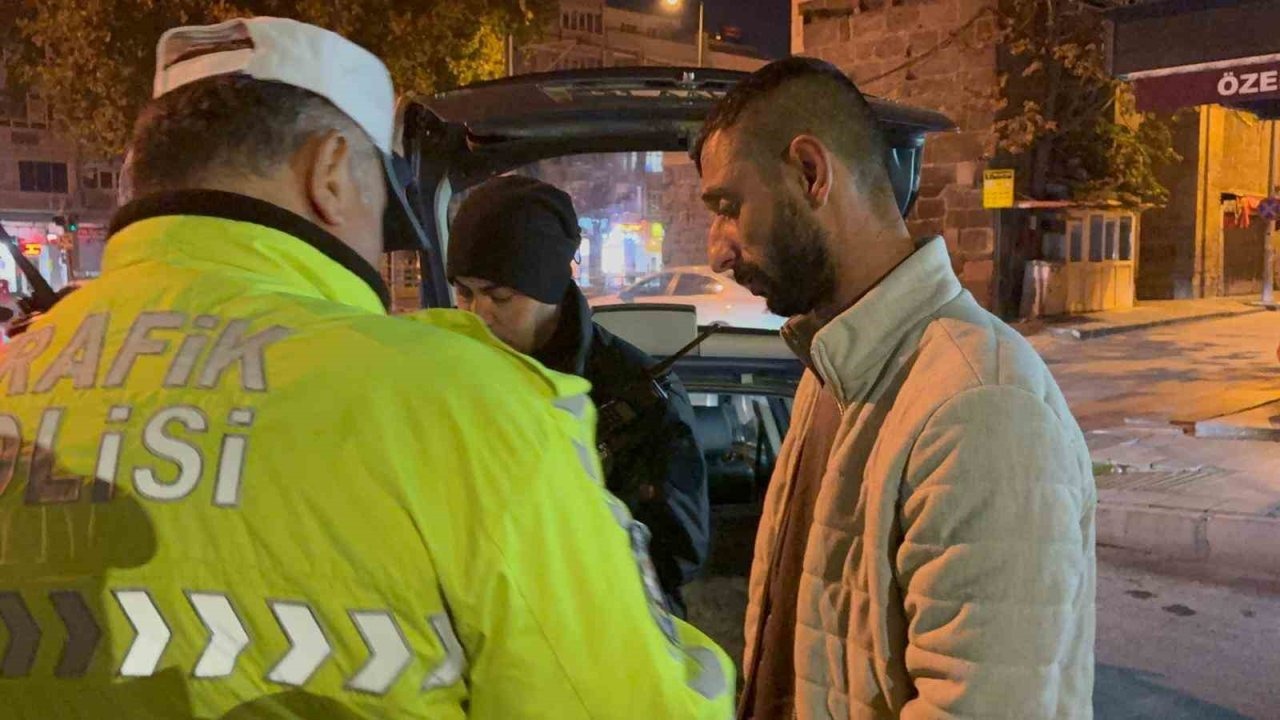 Kayseri'de Akıllara Zarar Olay: Alkollü Sürücü Kimlik Yerine Sosyal Medya Hesabını Gösterdi