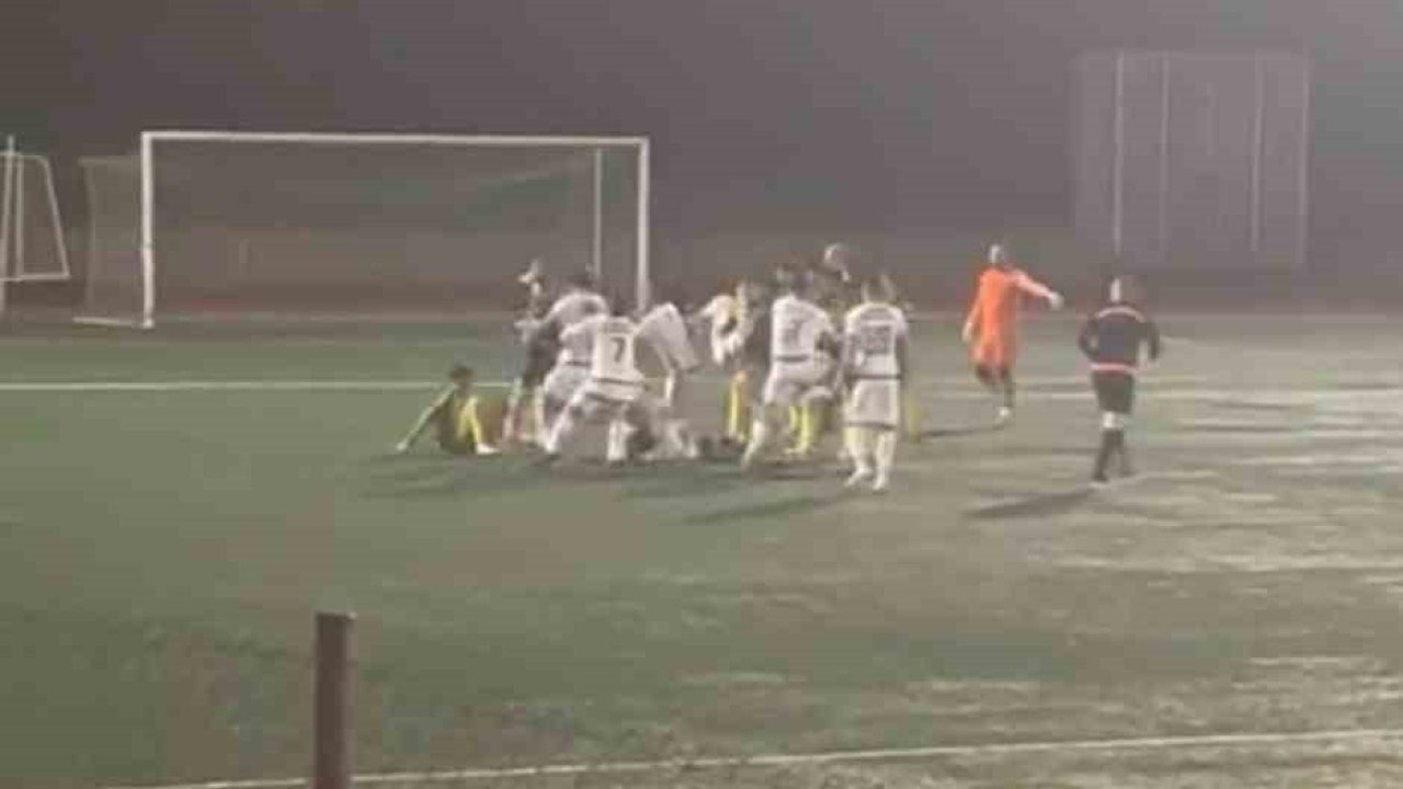 Kocaeli'de Amatör Maçta Saha Karıştı: Futbolcuların Kavgası Kamerada