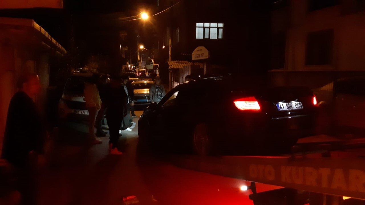 Kocaeli'de Dehşet Anları: Lüks Otomobil Sürücüsü Defalarca Bıçaklandı, Hayati Tehlikesi Sürüyor