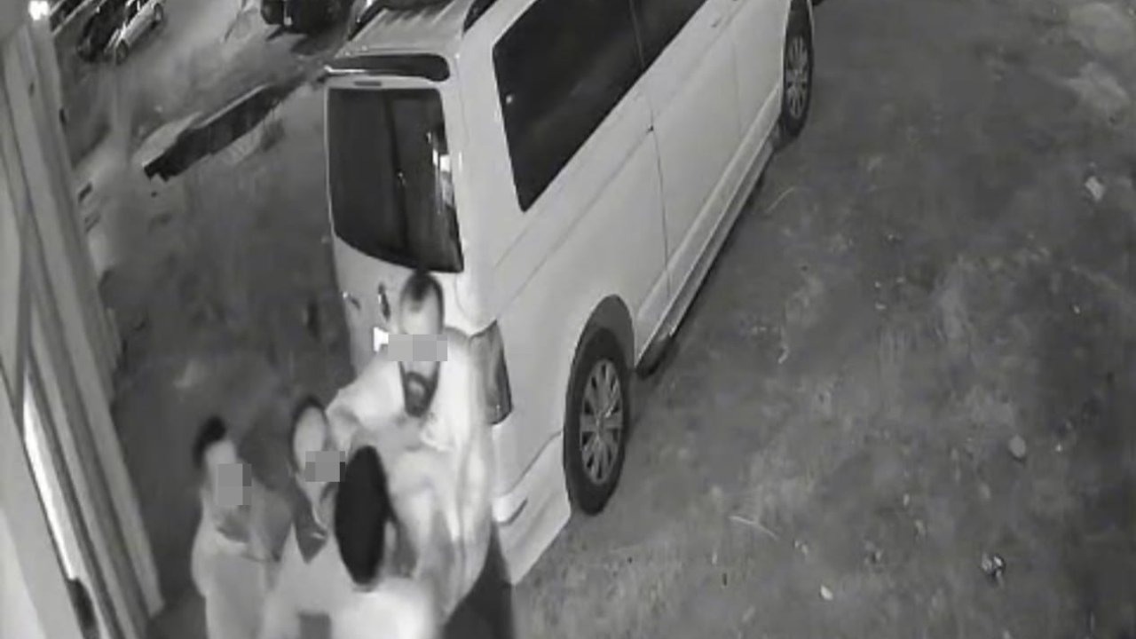 Kukla Sanatçısı ve Sosyal Medya Fenomeni Ailesiyle Birlikte Darbedildi