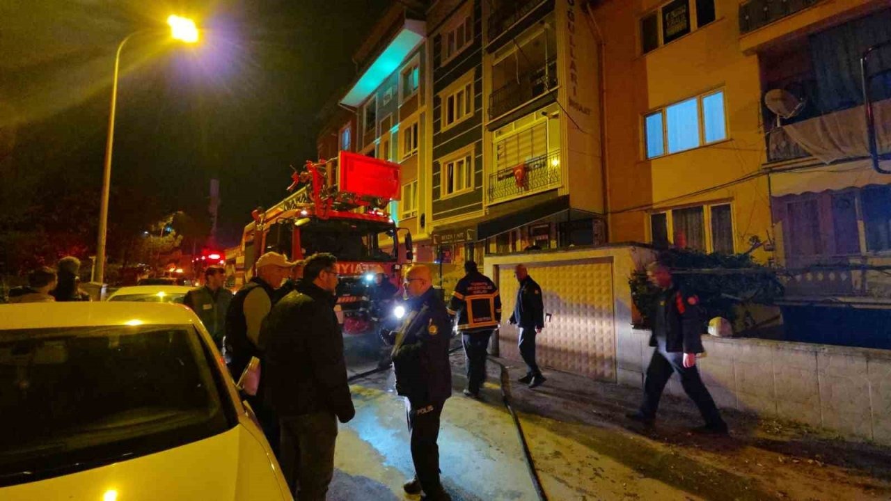 Kütahya'da 5 Katlı Binanın Teras Katında Korkutan Yangın