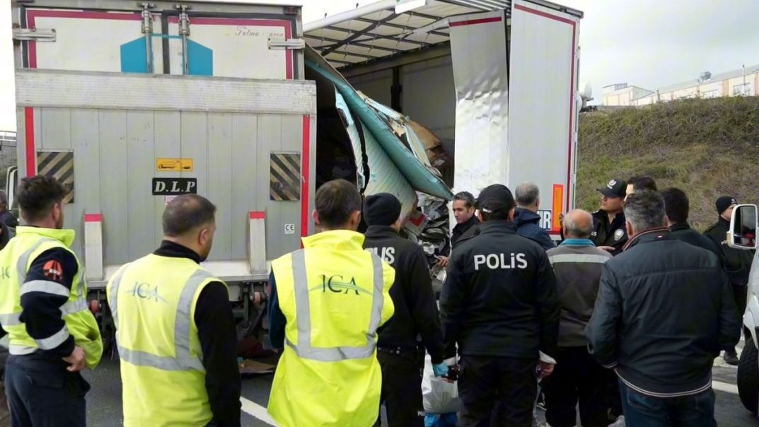 Kuzey Marmara Otoyolu'nda Feci Kaza: Geri Geri Giden Tıra Çarpan Kamyonette 1 Ölü, 1 Yaralı