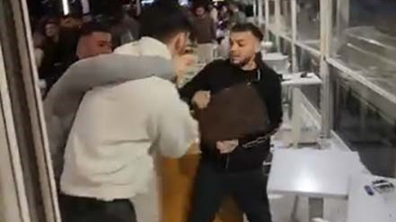 Mersin’de Kafede Tekme Tokat Kavga: O Anlar Kamerada