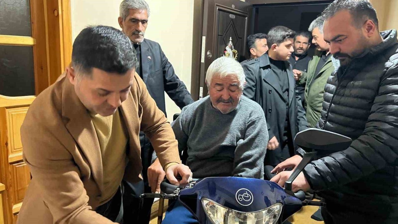 MHP Kars İl Teşkilatından Engelli Bireye Akülü Araç Desteği
