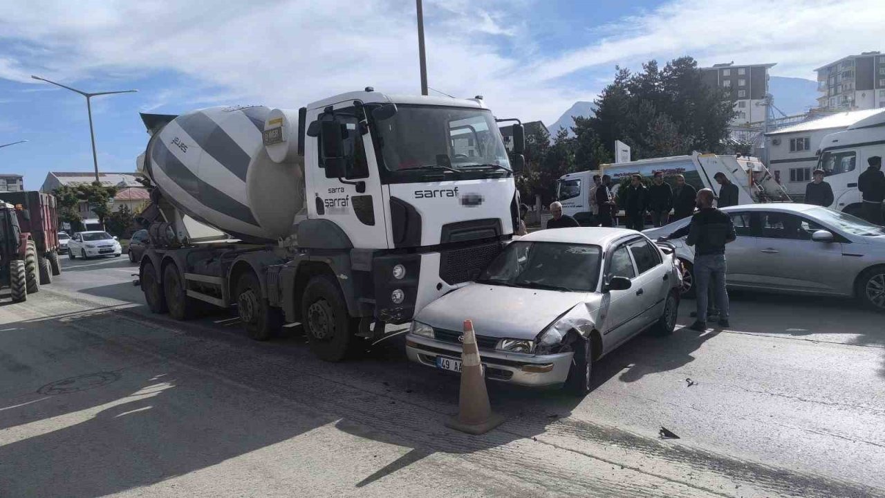 Muş-Bitlis Kara Yolunda Zincirleme Kaza: 1 Kişi Hafif Yaralandı, Trafik Bir Süre Aksadı