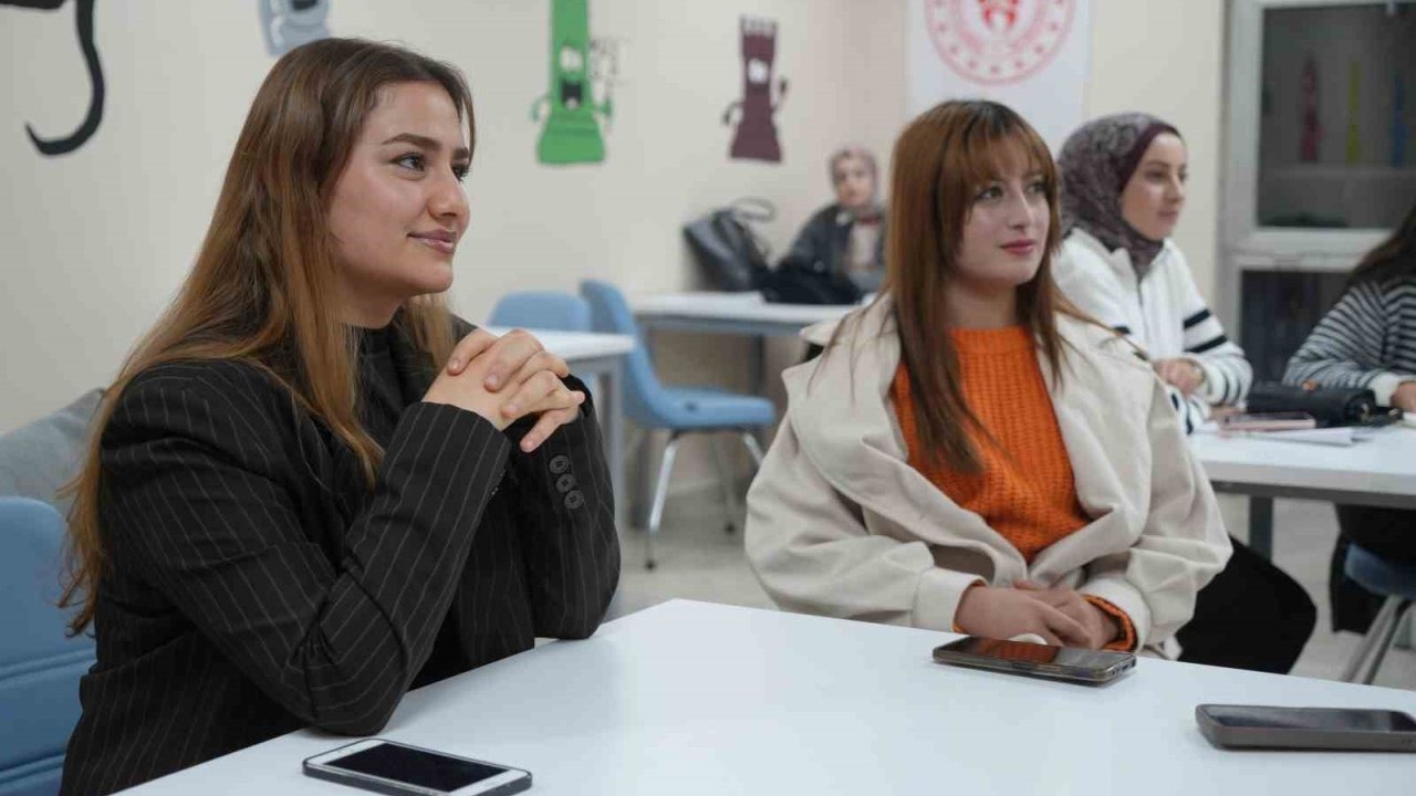 Muş'ta Diksiyon, Spikerlik ve Sunuculuk Kursuna Gençlerden Yoğun İlgi