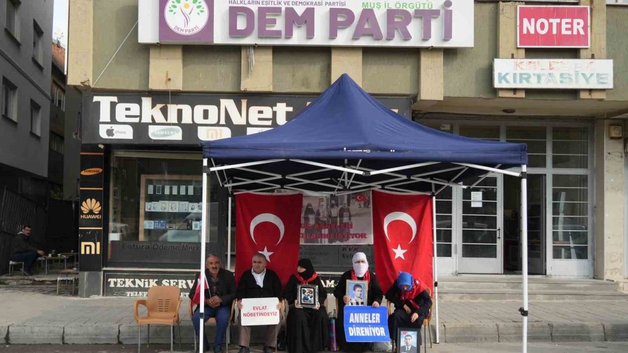 Muş'ta Evlat Nöbeti 221. Haftada: Ailelerden Çocuklarına "Teslim Olun" Çağrısı
