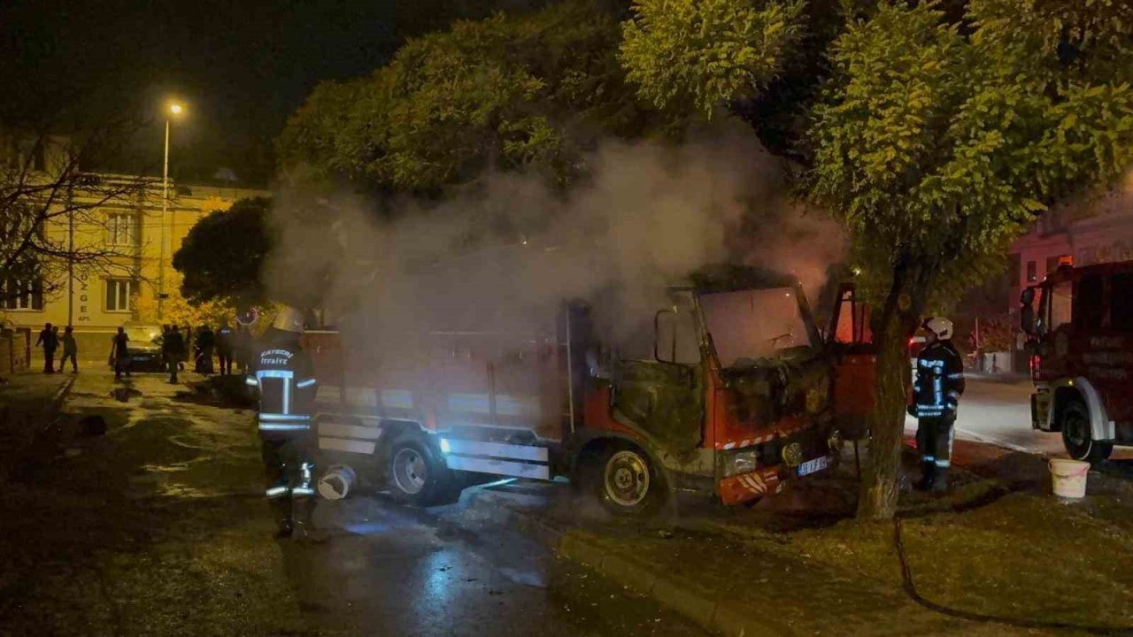 Park Halindeki Kamyon ve Ticari Araç Alev Aldı, Kamyon Kendiliğinden Hareket Etti!