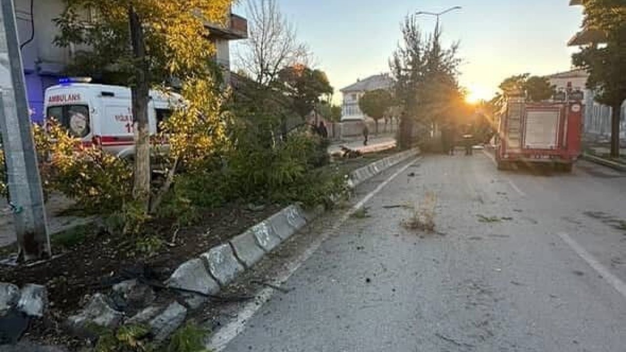 💥 Patnos'ta Ağaca Çarpan Otomobil Devrildi: 2 Yaralı