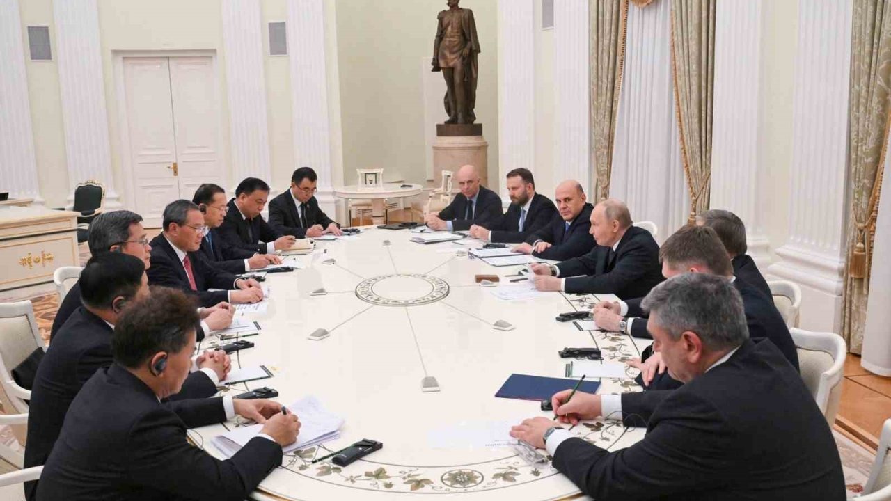 Putin ve Li Qiang Moskova'da Bir Araya Geldi