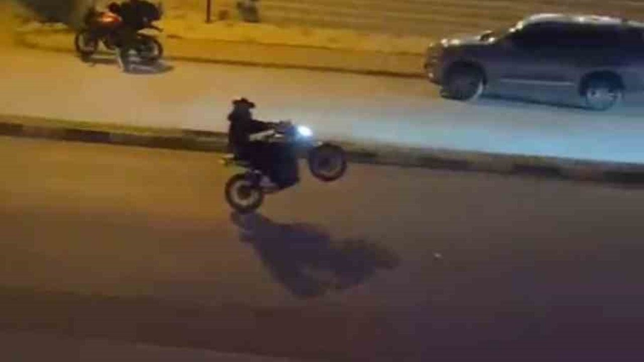 Safranbolu'da Motosikletlilerin Tek Teker Üzerinde Tehlikeli Yolculuğu Kamerada