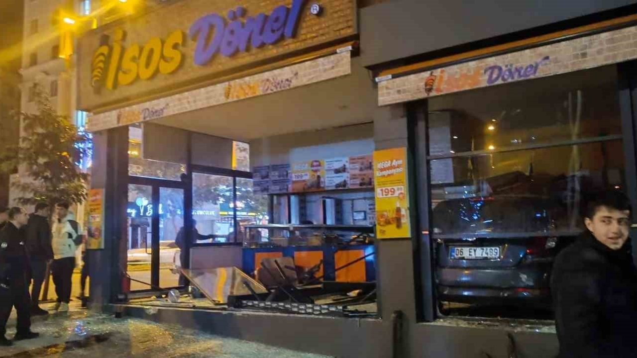 Şanlıurfa’da Kontrolden Çıkan Otomobil Yeni Açılan Dönerciye Girdi: Facia Son Anda Önledi