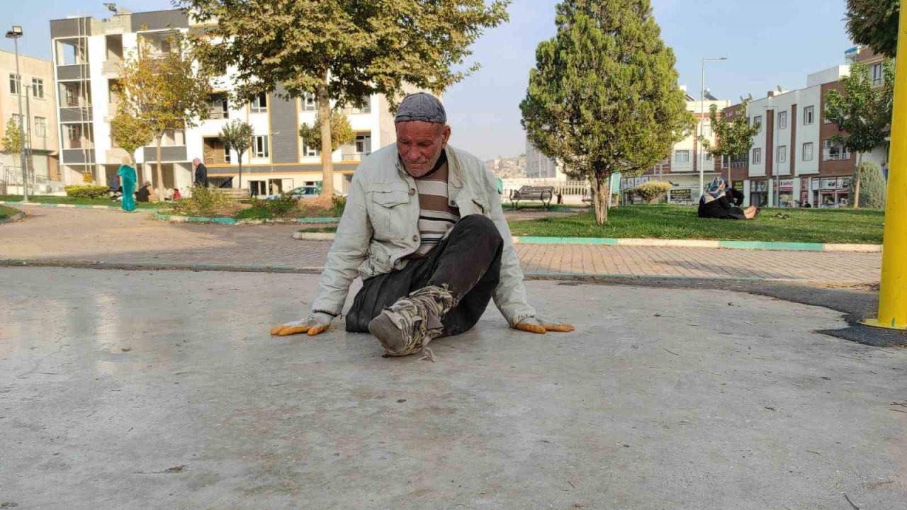 Şanlıurfa'da Yürek Burkan Yaşam Mücadelesi: Engelli Vatandaş Parka Sürünerek Gidiyor