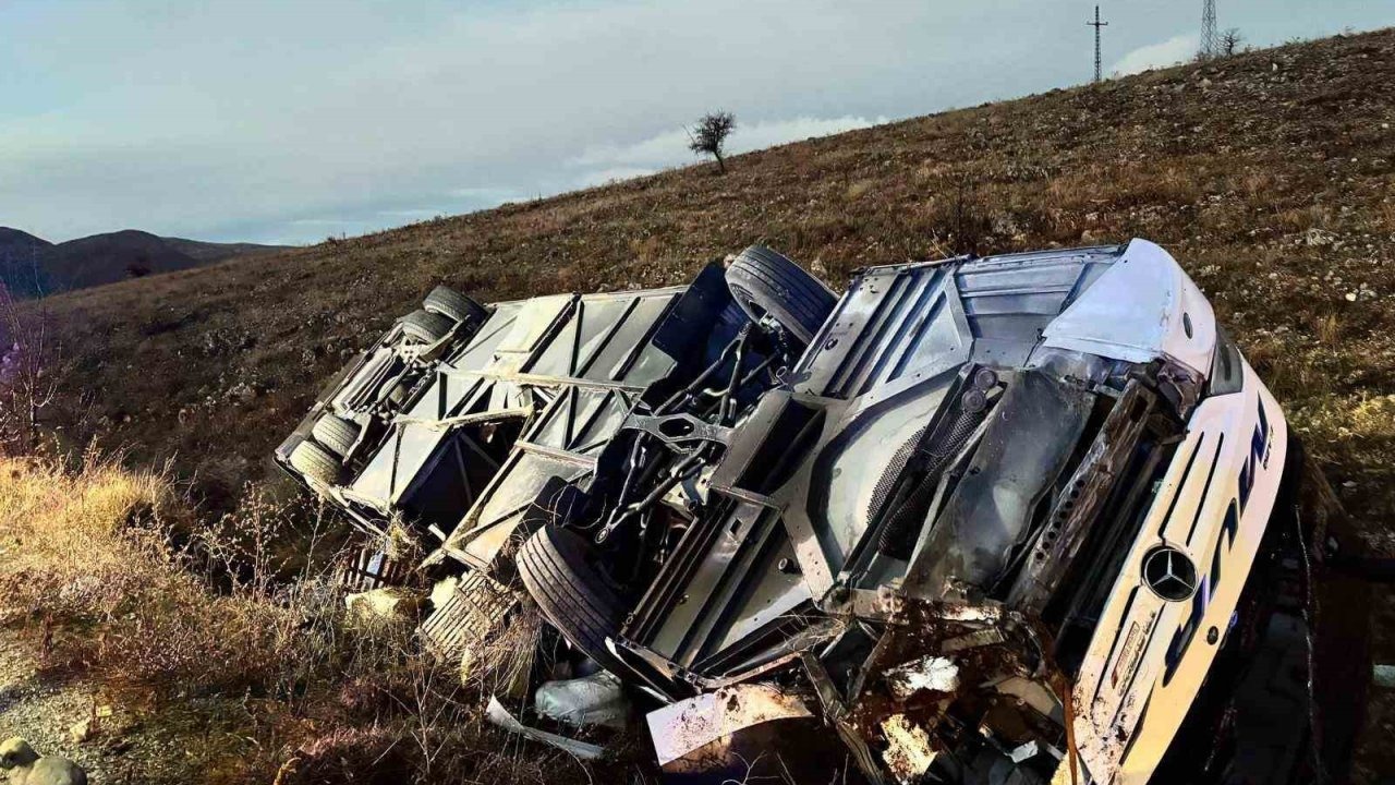 Son Dakika!!! Yolcu otobüsü devrildi: 2 ölü, 21 yaralı