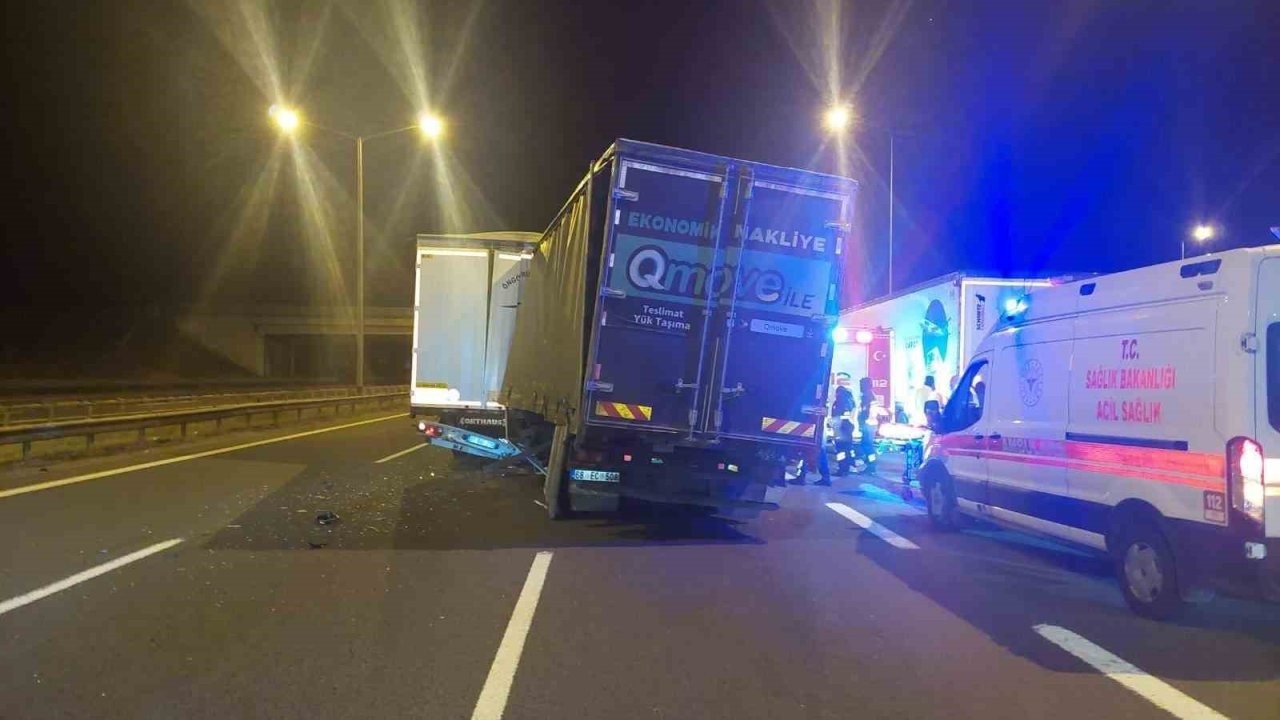 tragic ️ Bolu TEM Otoyolu'nda Kaza: Arızalı Tıra Çarpan Kamyon Sürücüsü Hayatını Kaybetti