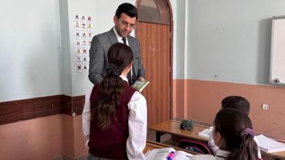 Tuzluca'da "Dersimi Seçiyorum, Kur’an’ımı Alıyorum" Projesiyle Kur'an Dağıtıldı