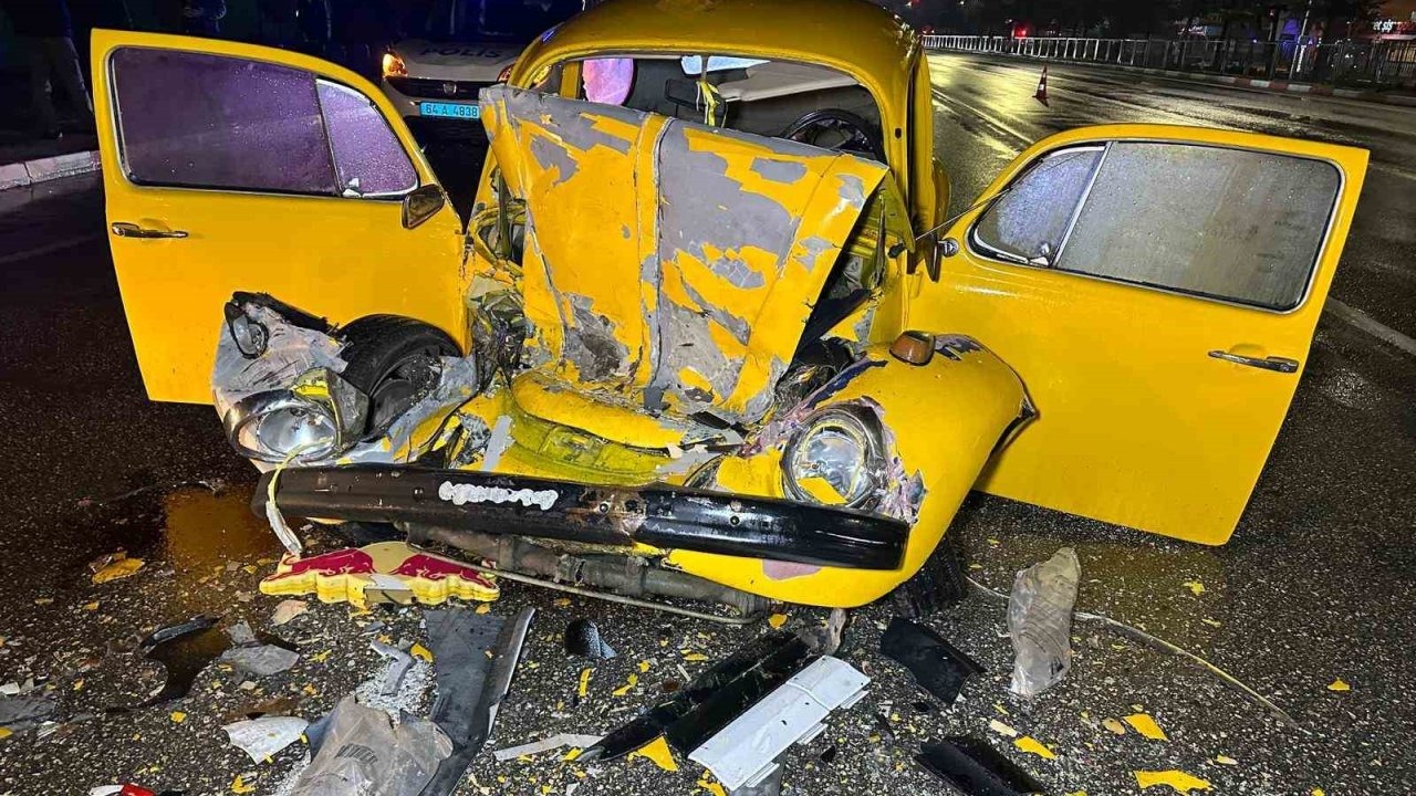 Uşak'ta Otobüs ile Otomobil Çarpıştı: 1'i Ağır 3 Yaralı