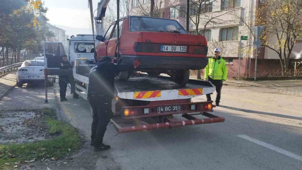 Uzun süredir park halindeki hurda araçlar toplanıyor