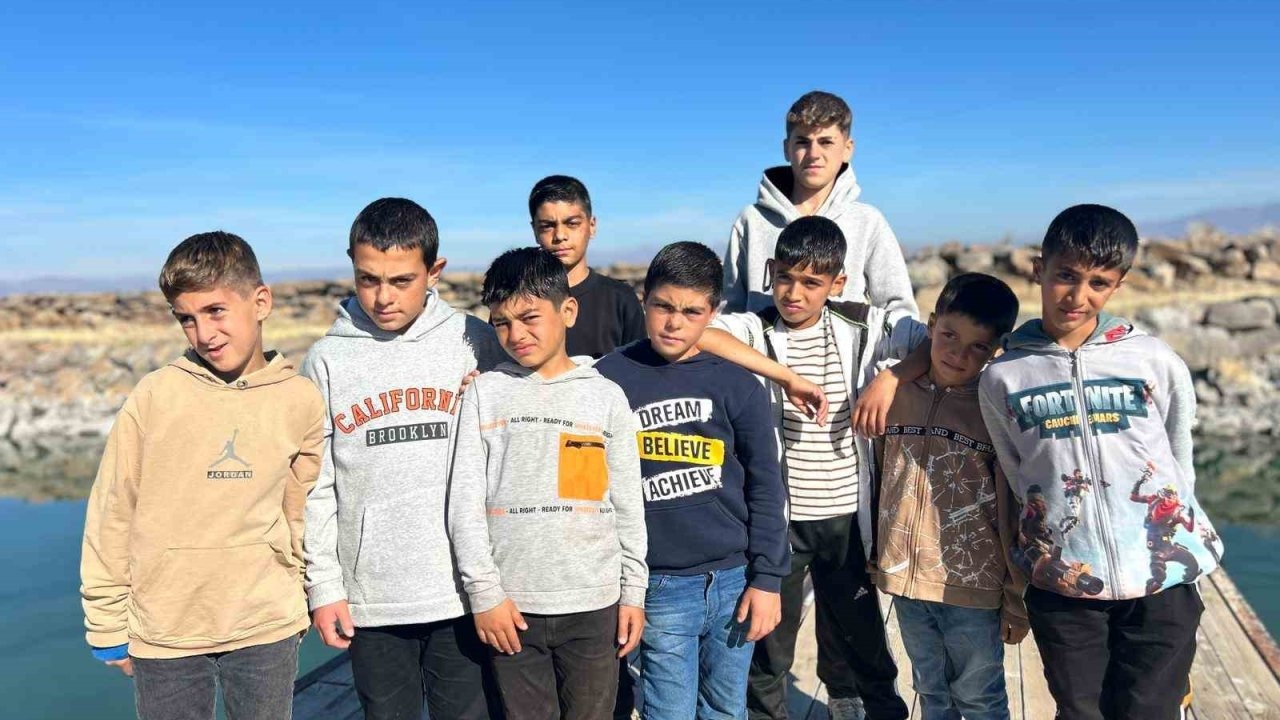 Van Gölü’nün "Sarı Saçlı Çocukları" Kışla Birlikte Doğal Tonlarına Döndü